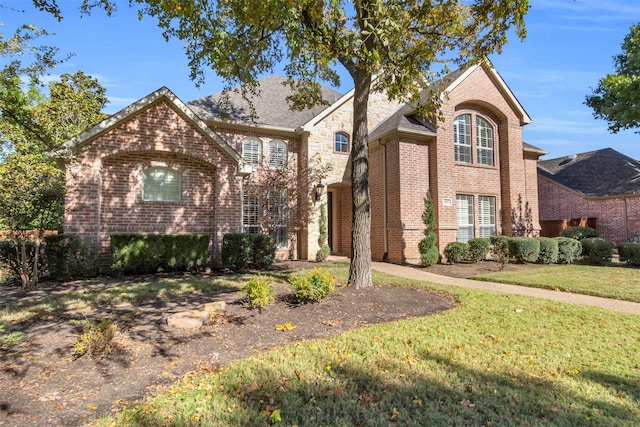 front facade featuring a front yard