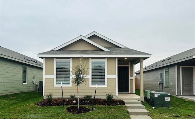 bungalow-style house featuring a front lawn