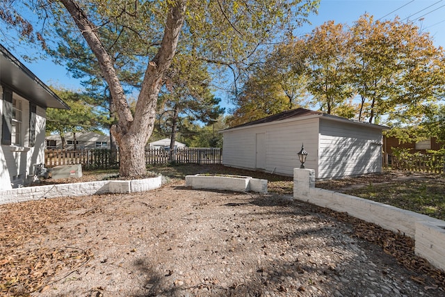 view of yard featuring a storage unit