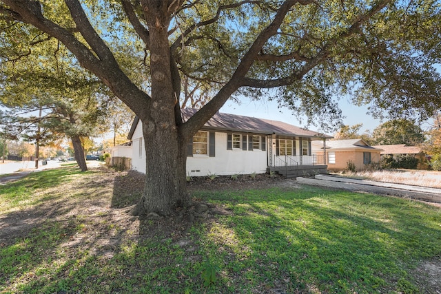 single story home featuring a front yard