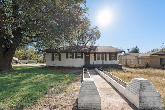 view of front of property featuring a front lawn and covered porch