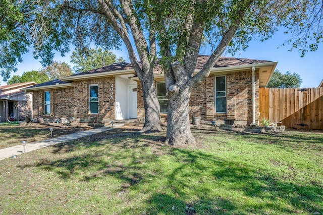 ranch-style house featuring a front yard