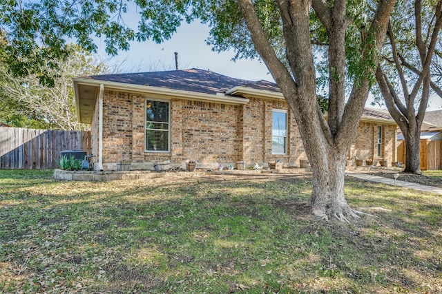 ranch-style house featuring a front yard