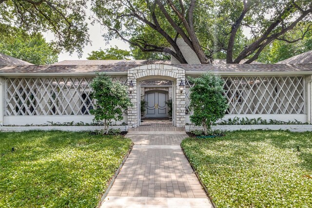 single story home with a front yard