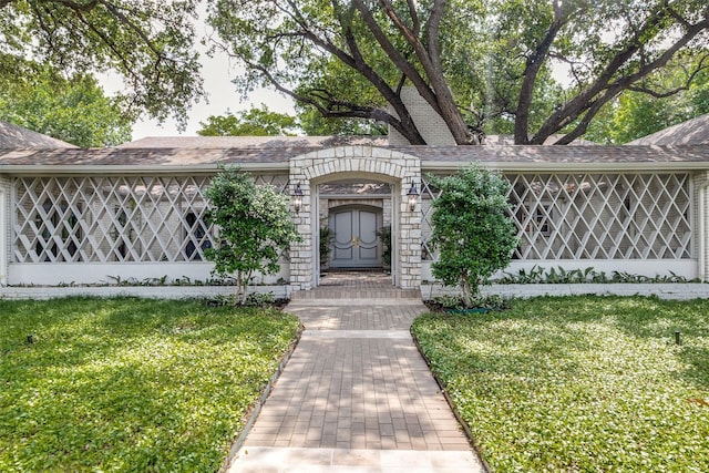 view of front of home featuring a front yard