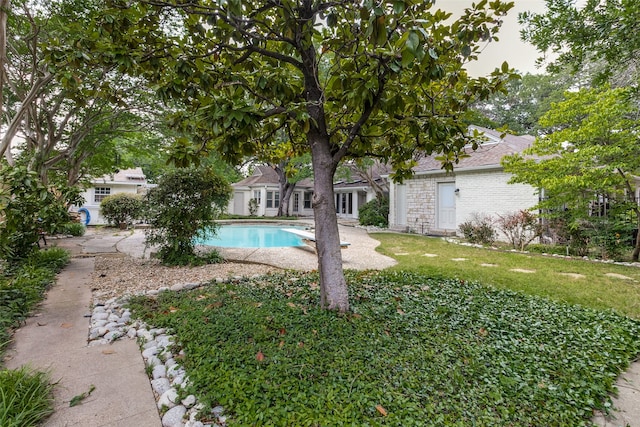 view of swimming pool featuring a lawn