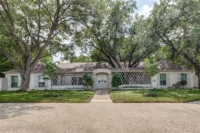 single story home with a front lawn