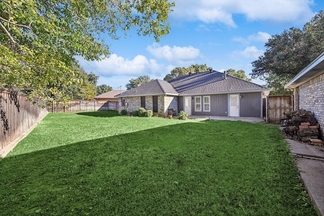 view of front facade featuring a front lawn