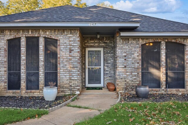 view of front of house featuring a garage and a front lawn