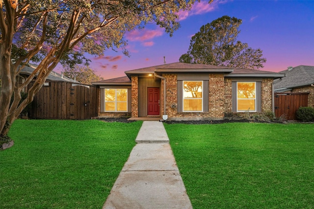 view of front facade featuring a yard