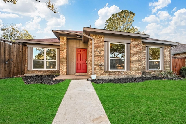 view of front of property with a front lawn