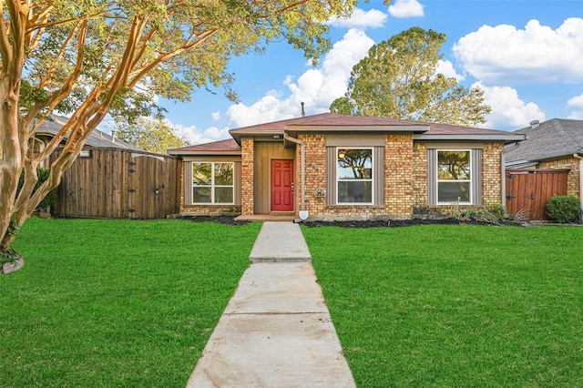 view of front facade with a front lawn