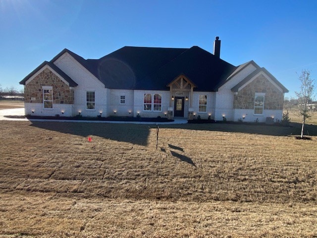 view of front of home featuring a front yard