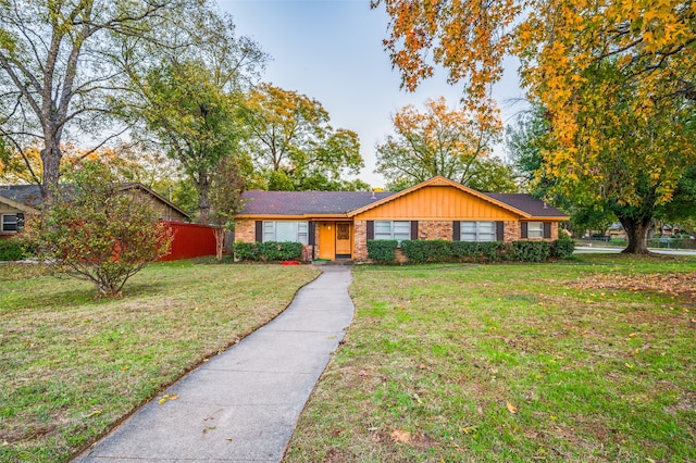 ranch-style house featuring a front yard