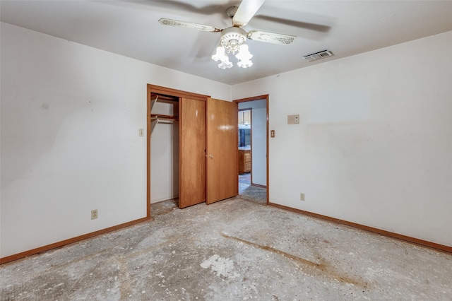 unfurnished bedroom with ceiling fan and a closet