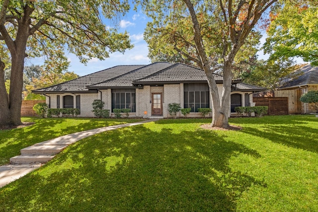 view of front facade with a front lawn