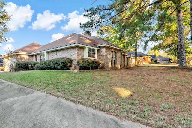 view of front of property featuring a front lawn