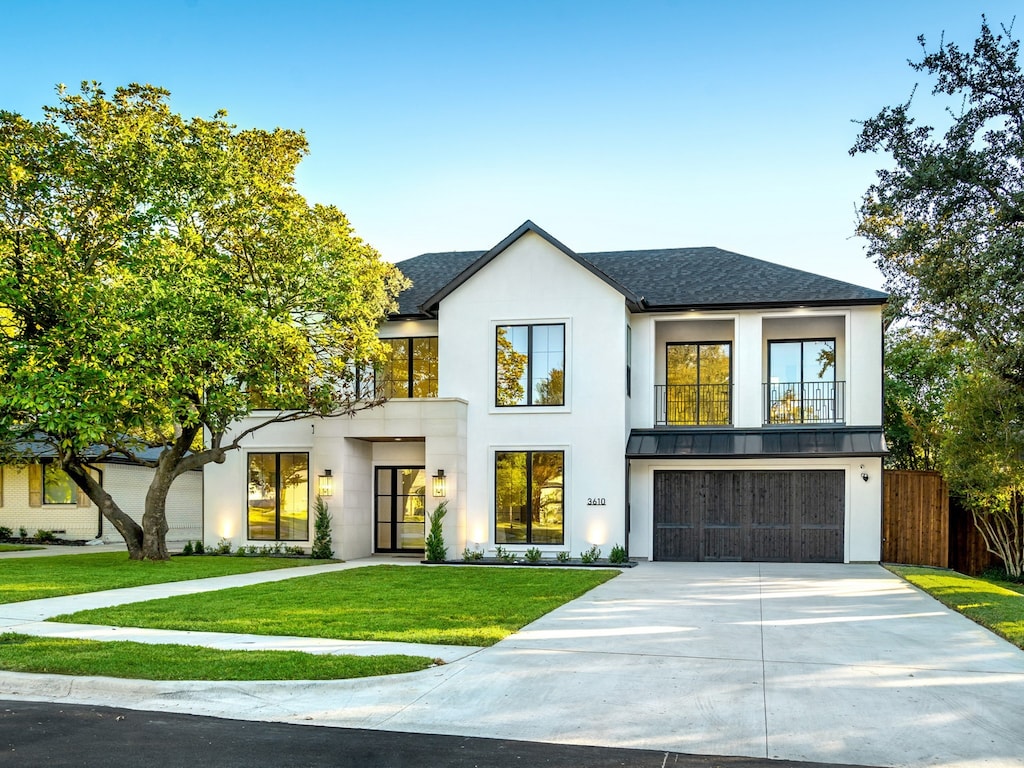 view of front facade featuring a front lawn and a garage