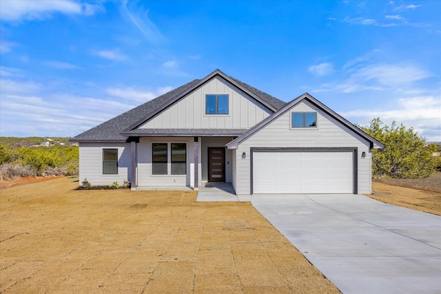 view of front facade featuring a garage