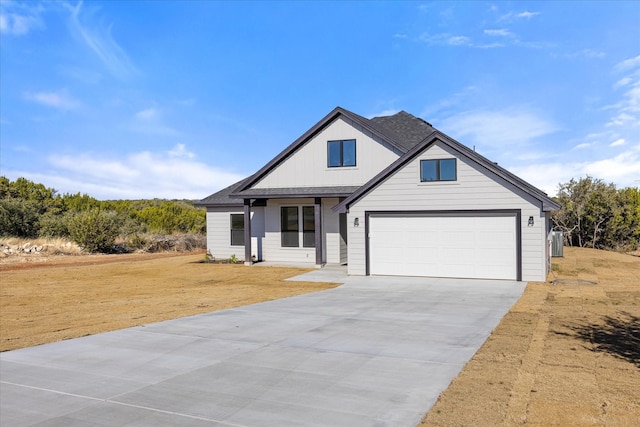 view of front facade featuring a front yard and a garage