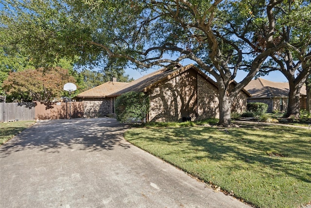 view of front of property featuring a front lawn