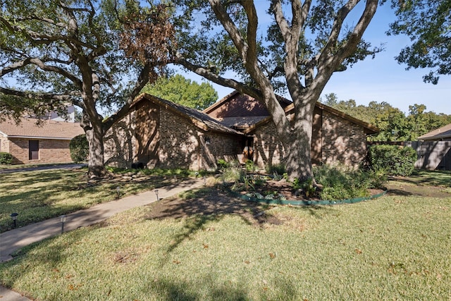 view of front of house featuring a front lawn