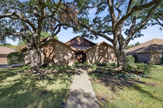 view of front facade featuring a front lawn