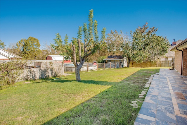 view of yard featuring a storage shed