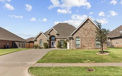 view of front facade with a front yard