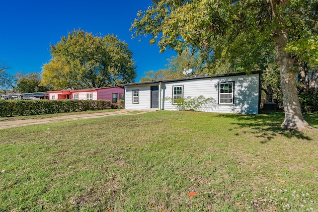 ranch-style home featuring a front lawn