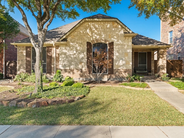 view of front facade featuring a front yard