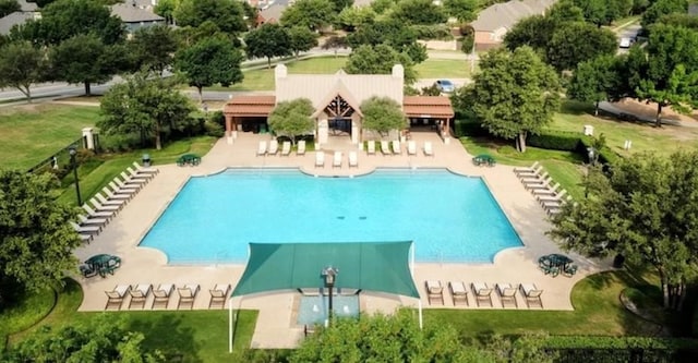 view of swimming pool