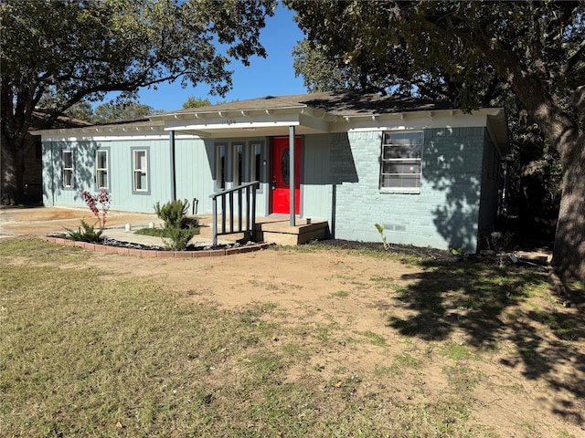 view of front facade featuring a front lawn