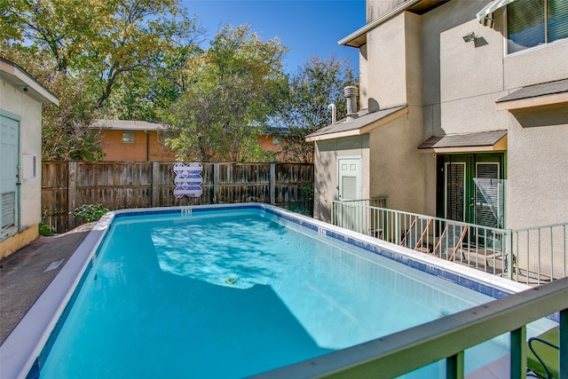 view of swimming pool