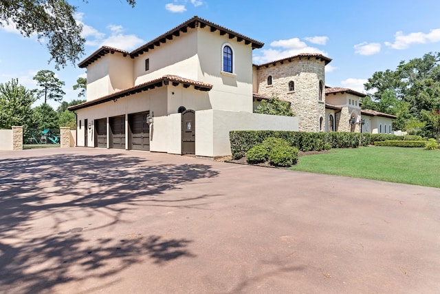 view of front facade featuring a front yard and a garage