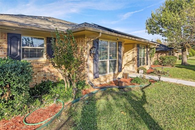 view of front of home featuring a front yard