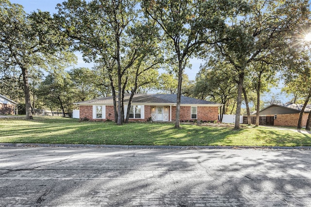 single story home featuring a front yard