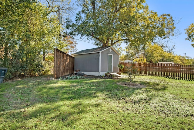 view of yard featuring a storage unit