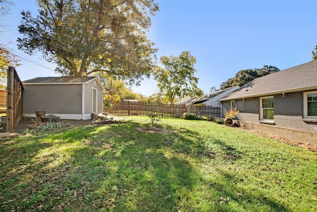 view of yard featuring a shed