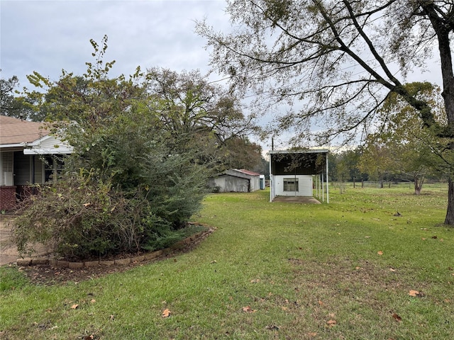 view of yard with an outdoor structure