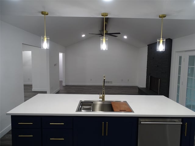 kitchen with ceiling fan, sink, blue cabinets, an island with sink, and vaulted ceiling