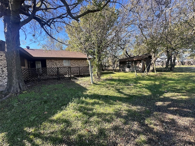 view of yard with a storage shed