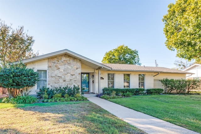 ranch-style home featuring a front lawn