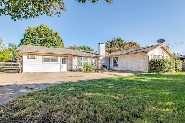 ranch-style house featuring a front lawn