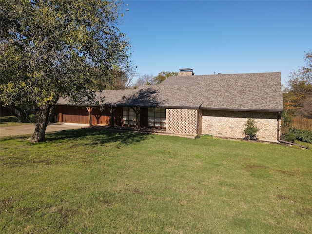 ranch-style house featuring a front lawn