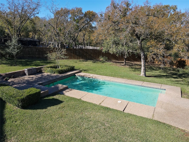 view of pool featuring a yard