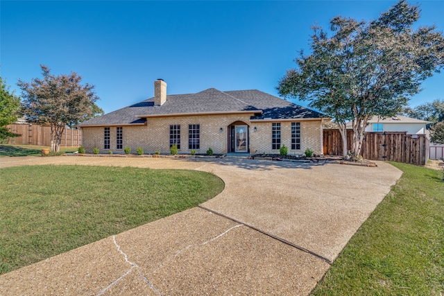 single story home featuring a front yard