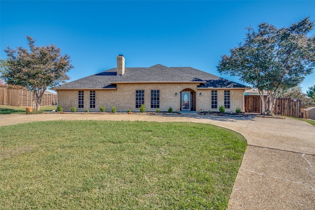 single story home with a front yard