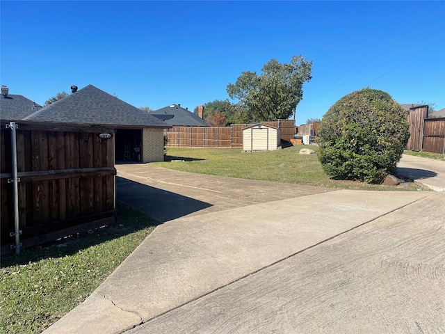 view of yard featuring a storage unit