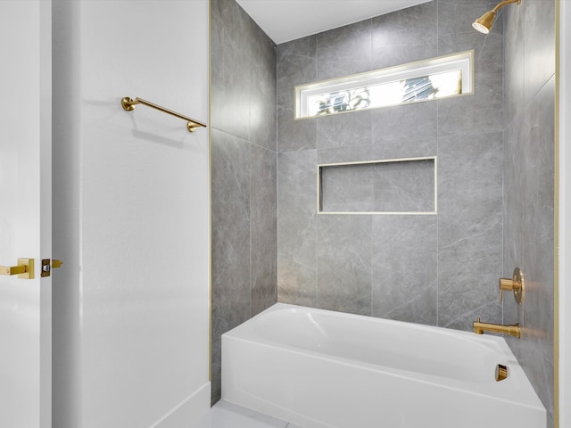 bathroom with tiled shower / bath combo